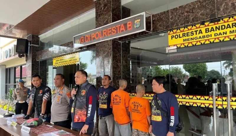 Kedua tersangka saat dihadirkan dalam konferensi pers di Mapolresta Bandar Lampung, Senin 13 Oktober 2025 | Erwin/Media Prioritastv.com.