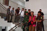 Kejari Tubaba saat menggiring tersangka kasus dugaan korupsi penyalahgunaan keuangan pada Dinas Lingkungan Hidup (DLH) tahun anggaran 2022–2024, Senin 13 Oktober 2025 | Dok : Kejari Tubaba.
