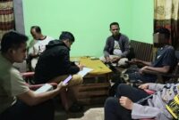 Tersangka VA saat diamankan di rumah warga usai dipergoki mencuri handphone di Pekon Candiretno, Pagelaran, Pringsewu, Senin 13 Oktober 2025 | Dok : Humas Polres Pringsewu.