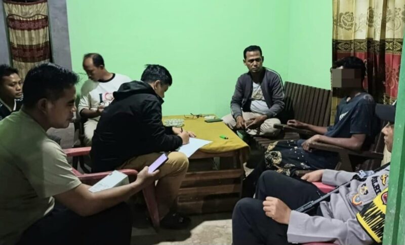 Tersangka VA saat diamankan di rumah warga usai dipergoki mencuri handphone di Pekon Candiretno, Pagelaran, Pringsewu, Senin 13 Oktober 2025 | Dok : Humas Polres Pringsewu.
