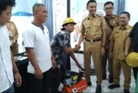 Wakil Bupati Tanggamus Agus Suranto saat memberikan bantuan mesin kompresor dan peralatan perbengkelan lainya kepada 30 peserta pelatihan di SMK Muhammadiyah Gisting, Selasa 14 Oktober 2025 | Herdi/Media Prioritastv.com.