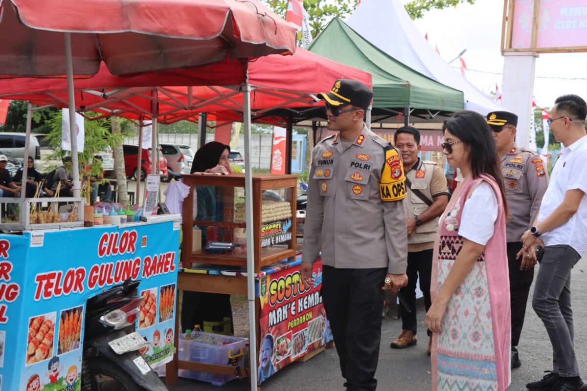 Kapolres AKBP M. Yunnus Saputra saat meninjau stand UMKM Pringsewu Culture Festival 2025, Rabu 15 Oktober 2025 | Samuel/Media Prioritastv.com.