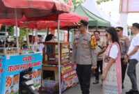 Kapolres AKBP M. Yunnus Saputra saat meninjau stand UMKM Pringsewu Culture Festival 2025, Rabu 15 Oktober 2025 | Samuel/Media Prioritastv.com.