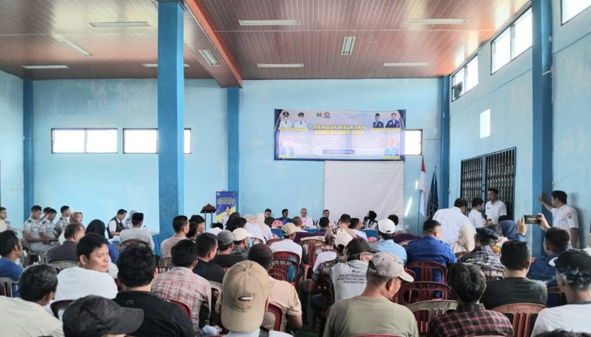 Suasana rembug nelayan Tanggamus dihadiri oleh Wakil Bupati Tanggamus dan 200 anggota HNSI Tanggamus di TPI Kota Agung | Herdi/Media Prioritastv.com.