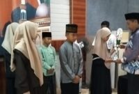 Sekda Tanggamus Suaidi saat membagikan piala kepada juara 1, 2, dan 3,  STQ ke IX Kabupaten Tanggamus di Hotel 21 Gisting, Rabu 15 Oktober 2025 | Herdi/Media Prioritastv.com.