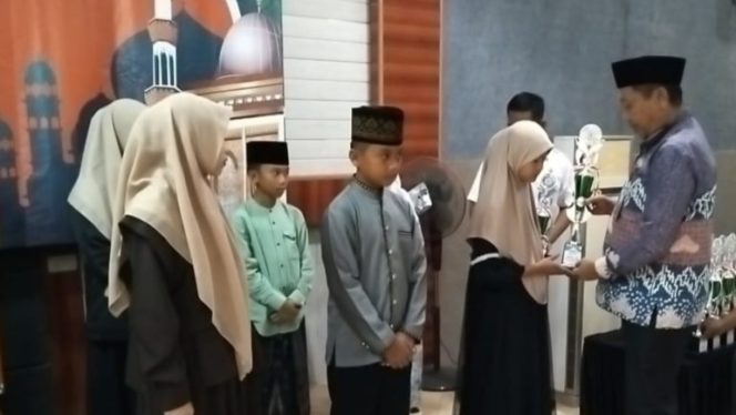 Sekda Tanggamus Suaidi saat membagikan piala kepada juara 1, 2, dan 3, STQ ke IX Kabupaten Tanggamus di Hotel 21 Gisting, Rabu 15 Oktober 2025 | Herdi/Media Prioritastv.com.