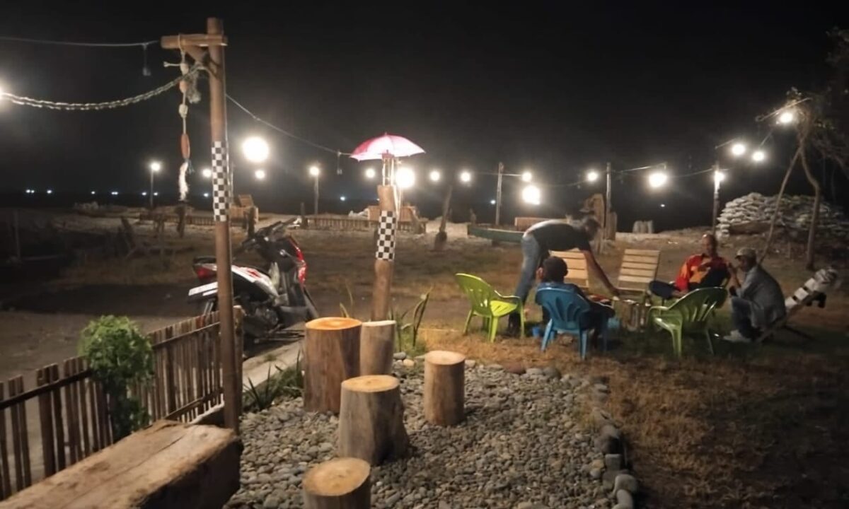 Suasana pantai cukuh batu, terbaya, kota agung dengan gemerlap lampu yang menerangi sekelilingnya, Rabu 15 Oktober 2025, malam | Yuliar/Media Prioritastv.com.