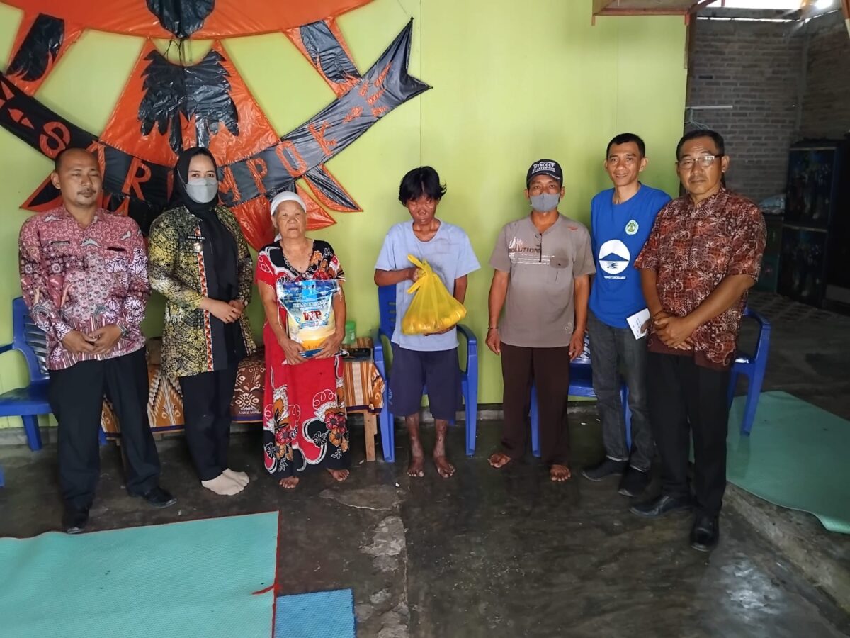 Lurah Pasar Madang Mega Sari dan staf saat mengunjungi warga yang terindikasi penyakit kusta dan memberi bantuan bahan pokok, Kamis 16 Oktober 2025 | Herdi/Media Prioritastv.com.