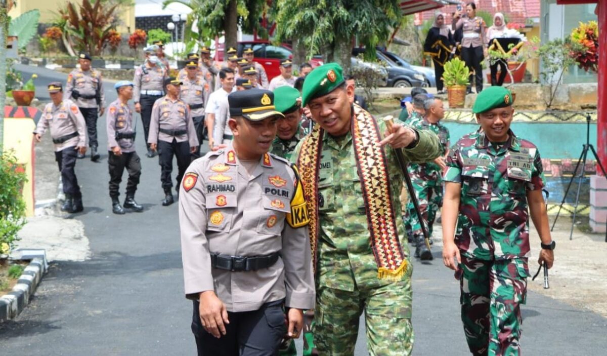 Penuh kehangatan saat Kapolres Tanggamus AKBP Rahmad Sujatmiko menyambut Pangdam)XXI/Radin Inten, Mayjen TNI Kristomei Sianturi, Kamis 16 Oktober 2025 | Asrul Ariski/Media Prioritastv.com.