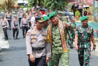 Penuh kehangatan saat Kapolres Tanggamus AKBP Rahmad Sujatmiko menyambut Pangdam)XXI/Radin Inten, Mayjen TNI Kristomei Sianturi, Kamis 16 Oktober 2025 | Asrul Ariski/Media Prioritastv.com.