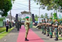 Pangdam XXI/Radin Inten Mayjen TNI Kristomei Sianturi saat menerima jajar kehormatan di pintu masuk Kodim 0424 Tanggamus, Kamis 16 Oktober 2025 | Herdi/Media Prioritastv.com.