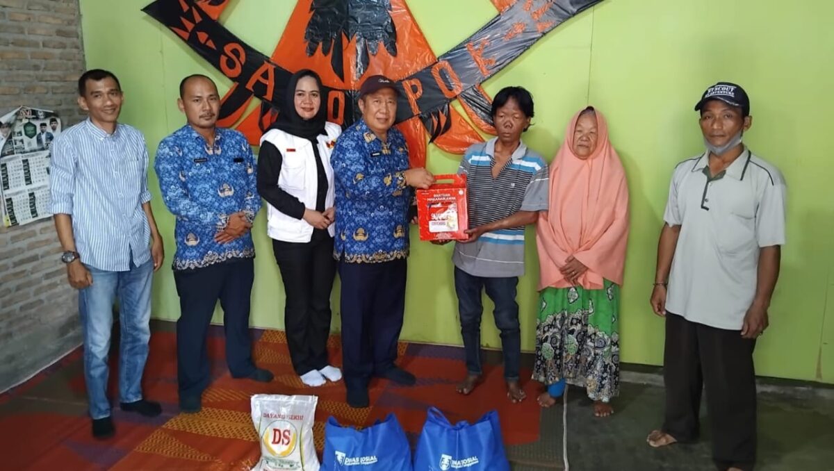 Kadis Sosial Kabupaten Tanggamus Hardarsyah didampingi Lurah Pasar Madang Mega Sari dan staf saat kunjungi kediaman Fauzi yang terindikasi penyakit kusta dan memberikan bantuan bahan pokok | Herdi/Media Prioritastv.com.