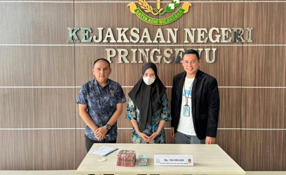 Penyidik Kejari Pringsewu saat menerima tambahan pengembalian kerugian negara dalam perkara Bimtek Peningkatan Wawasan Kebangsaan dan Bela Negara serta Studi Tiru bagi Aparatur Pekon Kabupatan Pringsewu, Jumat 17 Oktober 2025 | Dok. Kejari Pringsewu.