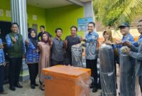 Foto bersama Wabup Tanggamus Agus Suranto, Kepala Dinas Perikanan, Darma Setiawan dan para penerima bantuan Poklahsar Ikan di Pekon Tanjung Jaya, Kecamatan Limau, Jumat (17/10/2025) | Dok : Ziliewong.