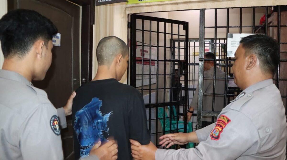 Tersangka AA saat akan dijebloskan ke sel tahanan Polres Tanggamus, Rabu 21 Oktober 2025 | Dok. Humas Polres Tanggamus.