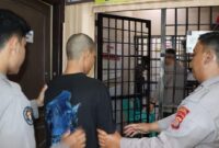 Tersangka AA saat akan dijebloskan ke sel tahanan Polres Tanggamus, Rabu 21 Oktober 2025 | Dok. Humas Polres Tanggamus.