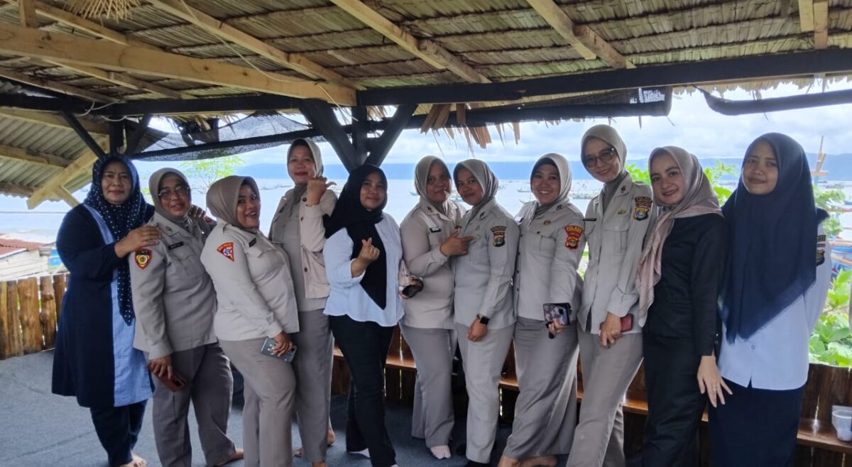Kebersamaan ASN Polres Tanggamus usai merayakan kenaikan golongan di Kafe HK, Dermaga Batu, Kota Agung, Selasa 22 Oktober 2025 | Herdi/Media Prioritastv.com.