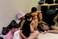 Para pelaku pesta sex sesama jenis saat diamankan petugas pada Minggu 19 Oktober 2025 | Dok. Tangkapan Layar Video. 