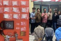 Kolase foto barang bukti Narkoba dan Senjata Api yang diamankan polisi serta tiga tersangka yang berhasil dibekuk, Selasa 21 Oktober 2025, dinihari | Dok. Humas Polres Tulang Bawang.