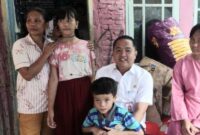 Kepala Disdikbud Lampung, Thomas Amirico, mewakili Gubernur, langsung mengunjungi rumah keluarga Gina di Bandar Lampung pada Rabu (22/10/2025) |