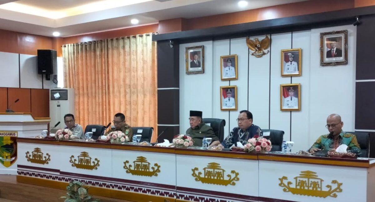 Bupati Tanggamus, H. Moh. Saleh Asnawi saat menyambut rombongan KPK pada Senin 6 Oktober 2025 | Herdi/Media Prioritastv.com.