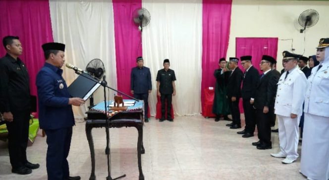 Bupati Pringsewu, Riyanto Pamungkas saat melantik 19 pejabat di lingkup Pemkab setempat yang digelar di Balai Pekon Lugusari, Pagelaran, Jumat 24 Oktober 2025 | Dok. Humas Pemkab Pringsewu.