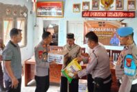 Kapolsek Kota Agung, AKP Feriyantoni saat menyerahkan bantun bahan pokok kepada warga Pekon Tanjung Anom, Kota Agung Timur, Tanggamus, Jumat 24 Oktober 2025 | Dok. Humas Polres Tanggamus.