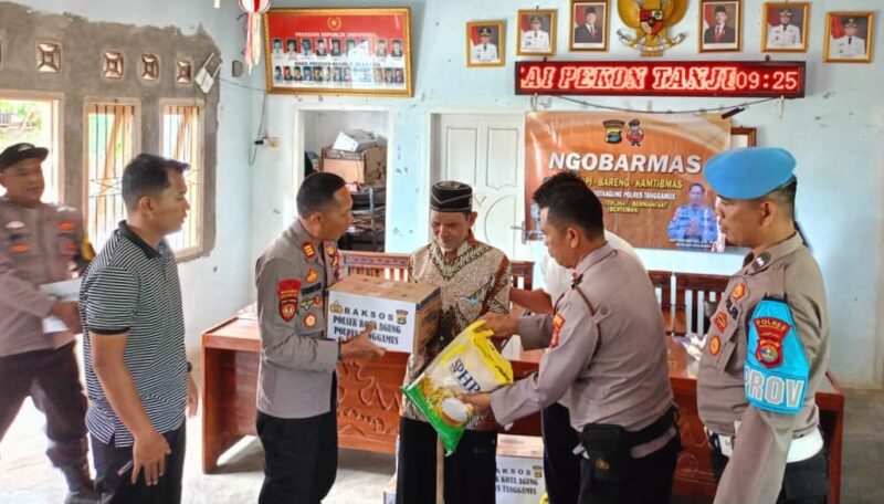 Kapolsek Kota Agung, AKP Feriyantoni saat menyerahkan bantun bahan pokok kepada warga Pekon Tanjung Anom, Kota Agung Timur, Tanggamus, Jumat 24 Oktober 2025 | Dok. Humas Polres Tanggamus.