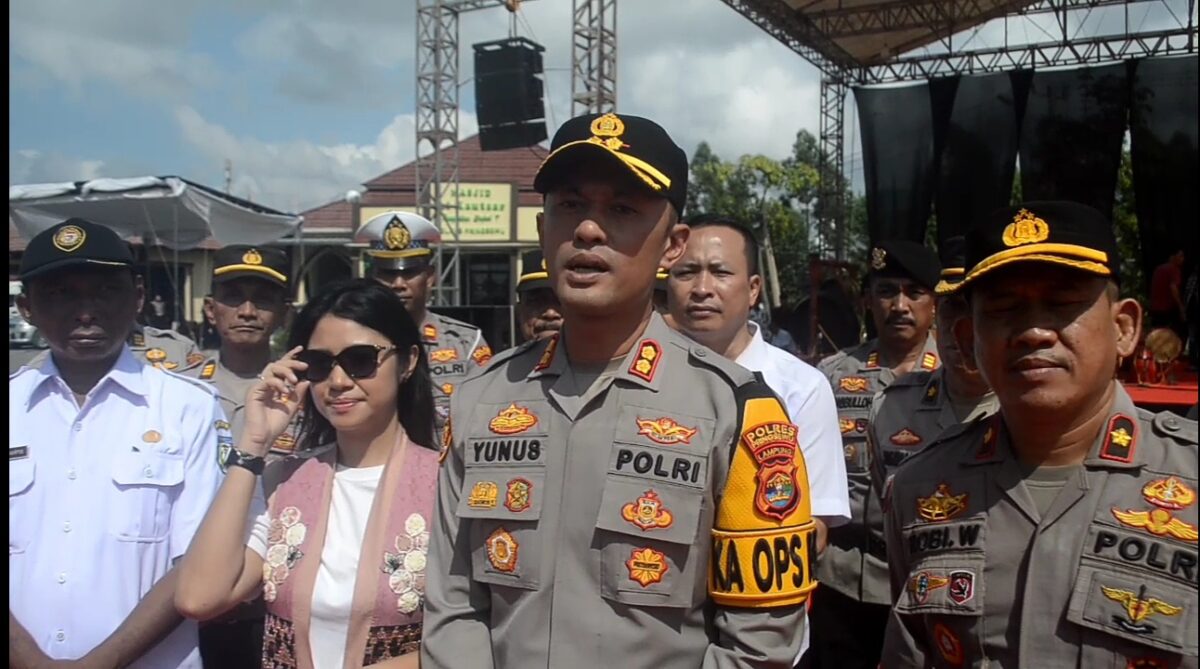 Kapolres Pringsewu AKBP M. Yunnus Saputra memberikan keterangan kepada awak media usai membuka Pringsewu Cultural Festival Kapolres Cup II di halaman Mapolres Pringsewu, Rabu (15/10/2025).(Prioritas tv.com/Foto:Lailatun)
