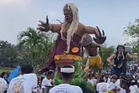 Penampilan Ogoh-Ogoh umat Hindu Pekon Mataram memukau warga dalam Pringsewu Cultural Festival 2025 (Prioritastv.com/Foto:Laila)