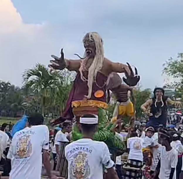 Penampilan Ogoh-Ogoh umat Hindu Pekon Mataram memukau warga dalam Pringsewu Cultural Festival 2025 (Prioritastv.com/Foto:Laila)