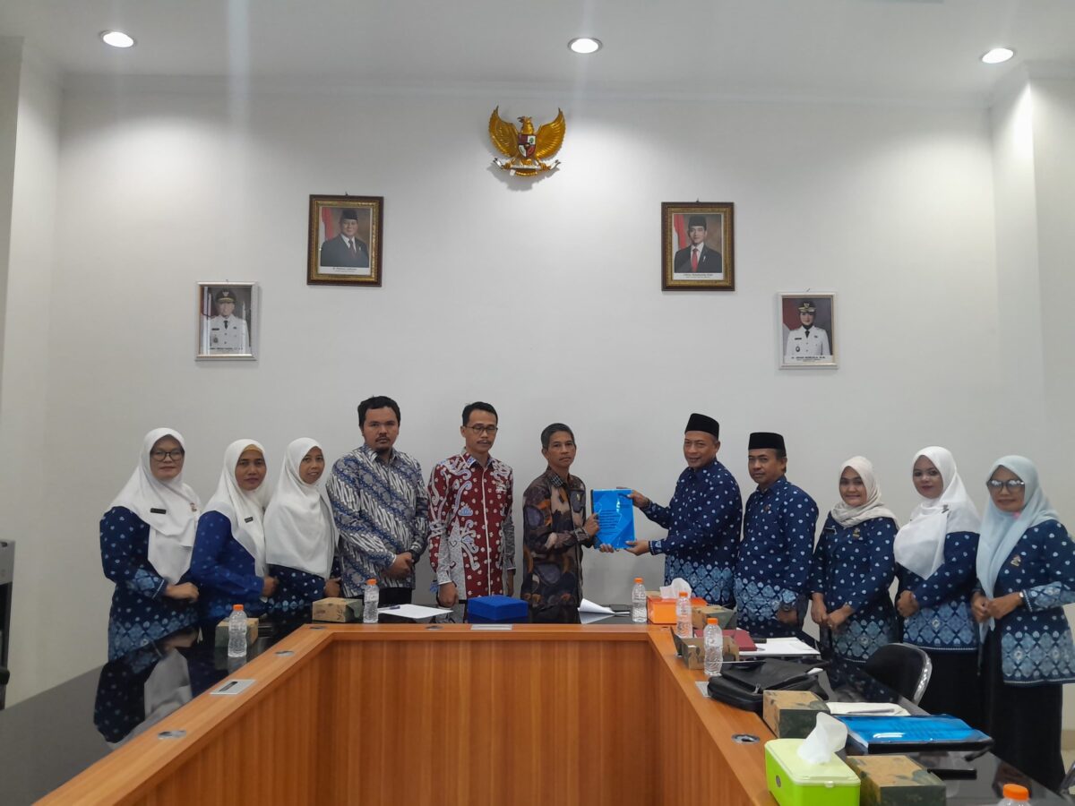 Pengurus Himpaudi Kabupaten Pringsewu foto bersama Ketua DPRD Suherman, SE dan Komisi IV DPRD usai audiensi membahas kesetaraan guru PAUD nonformal di ruang komisi DPRD Pringsewu, Kamis (2/10/2025).(Foto:ist)