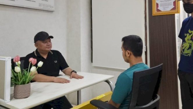 Terpidana RLH, buronan 10 tahun dalam kasus SPP PNPM Pedesaan di Kabupaten Tanggamus tahun 2015 setelah diamankan Tim Tabur Kejaksaan, Selasa 14 Oktober 2025 | Dok. Kejati Lampung.
