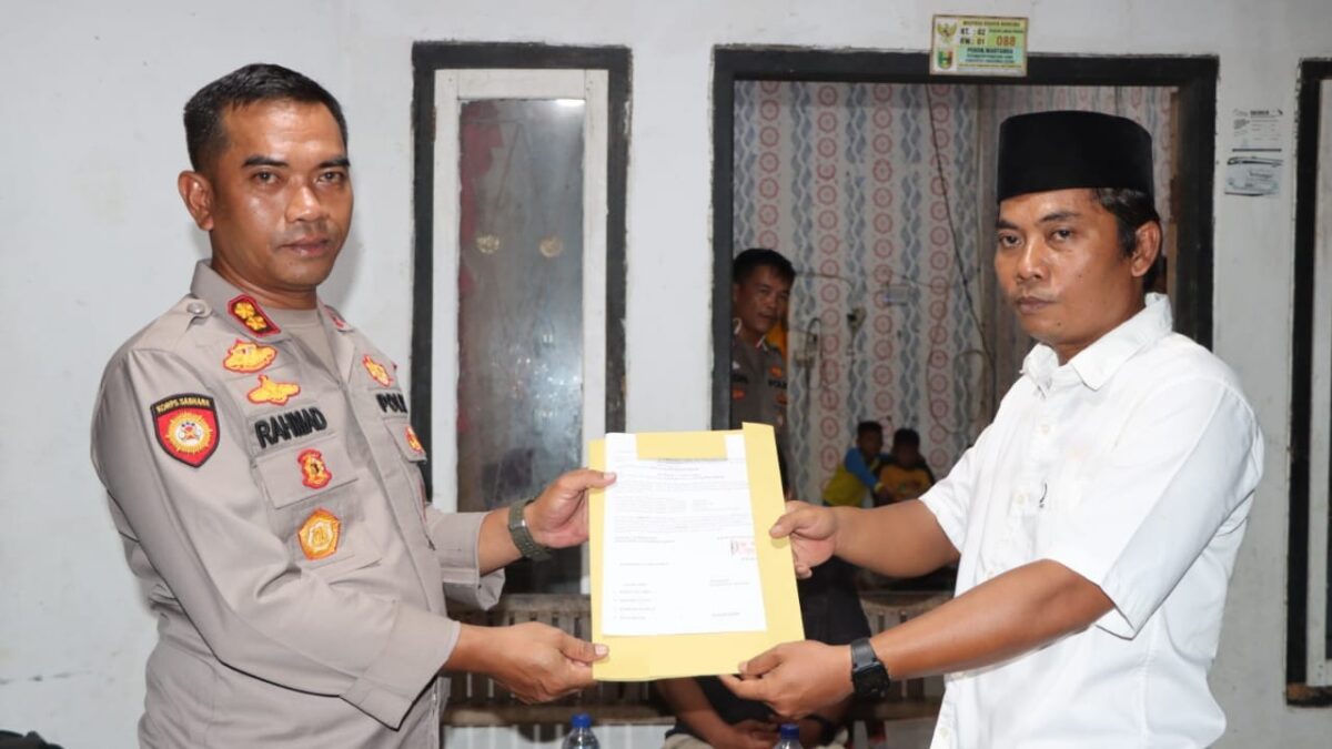 Kapolres Tanggamus AKBP Rahmad Sujatmiko saat menerima hibah tanah untuk digunakan Pos Polisi di Pekon Martanda, Pematang Sawa, Tanggamus, Jumat 31 Oktober 2025, malam | Dok. Humas Polres Tanggamus.