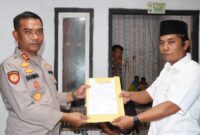 Kapolres Tanggamus AKBP Rahmad Sujatmiko saat menerima hibah tanah untuk digunakan Pos Polisi di Pekon Martanda, Pematang Sawa, Tanggamus, Jumat 31 Oktober 2025, malam | Dok. Humas Polres Tanggamus.