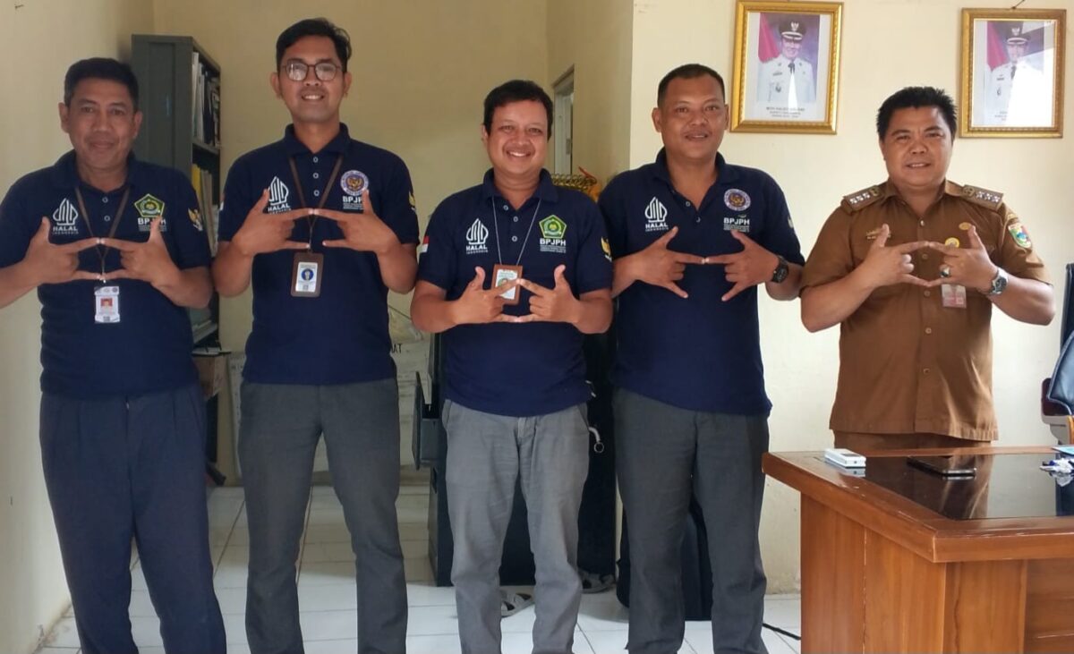 Camat Cukuh Balak Alsep Rizam, bersama petugas BPJPH usai melaksanakan kegiatan pendataan UMKM yang akan membuat sertifikat halal di Kantor Kecamatan Cukuh Balak Tanggamus, Kamis (30/10/2025) | A.Hayat Purba/Media Prioritastv.com.