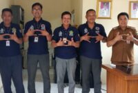 Camat Cukuh Balak Alsep Rizam, bersama petugas BPJPH usai melaksanakan kegiatan pendataan UMKM yang akan membuat sertifikat halal di Kantor Kecamatan Cukuh Balak Tanggamus, Kamis (30/10/2025) | A.Hayat Purba/Media Prioritastv.com.