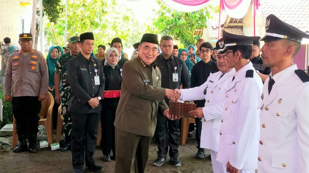 Bupati Tanggamus Hi. Moh. Saleh Asnawi saat memberikan selamat kepada para Pj. Kakon yang dilantik, Senin 3 November 2025 | Herdi/Media Prioritastv.com.