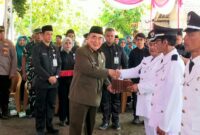 Bupati Tanggamus Hi. Moh. Saleh Asnawi saat memberikan selamat kepada para Pj. Kakon yang dilantik, Senin 3 November 2025 | Herdi/Media Prioritastv.com.