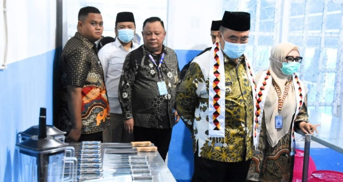 Bupati Tanggamus, H. Moh. Saleh Asnawi saat meninjau dapur MBG usai meresmikan SPPG Way Harong, Air Naningan, Kamis 30 Oktober 2025, lalu | Dok. Diskominfo Tanggamus.