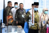 Bupati Tanggamus, H. Moh. Saleh Asnawi saat meninjau dapur MBG usai meresmikan SPPG Way Harong, Air Naningan, Kamis 30 Oktober 2025, lalu | Dok. Diskominfo Tanggamus.