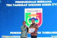 Sekretaris Diskominfo, Ruslan mewakili Kepala Dinas Komunikasi dan Informatika Kabupaten Tanggamus Suhartono saat menerima piagam TTIS di BSSN, Senin 27 Oktober 2025, lalu | Dok. Diskominfotik Tanggamus.