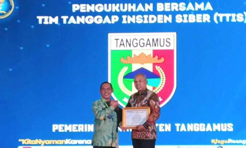 Sekretaris Diskominfo, Ruslan mewakili Kepala Dinas Komunikasi dan Informatika Kabupaten Tanggamus Suhartono saat menerima piagam TTIS di BSSN, Senin 27 Oktober 2025, lalu | Dok. Diskominfotik Tanggamus.