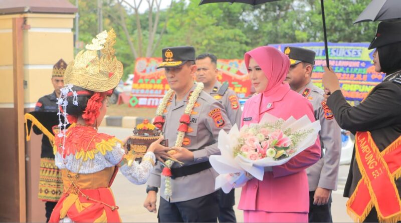 Tari adat saat menyambut kedatangan Kapolda Lampung yang baru, Irjen Pol Helfi Assegaf di Mapolda setempat, Senin (3/11/2025) | Dok. Humas Polda Lampung.