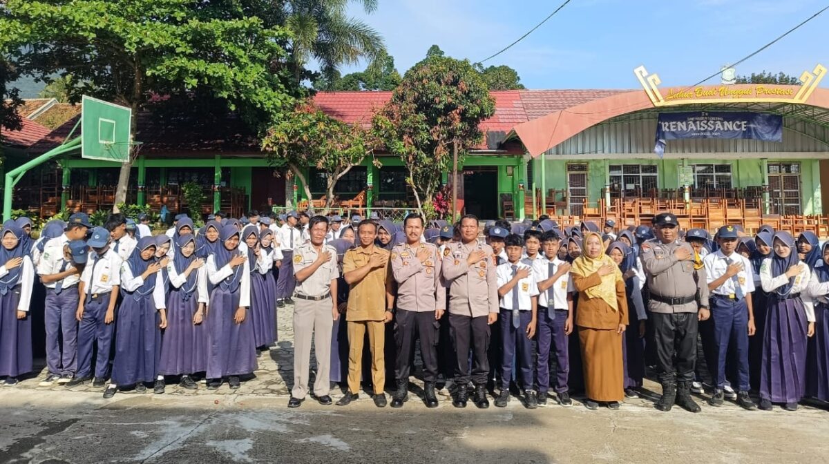 Kabag SDM Polres Tanggamus AKP Restu Marwoto usai memimpin sosialisasi penerimaan Sekolah Taruna Kemala Bhayangkara di SMPN 1 Gisting, Rabu 5 November 2025 | Dok. Humas Polres Tanggamus.