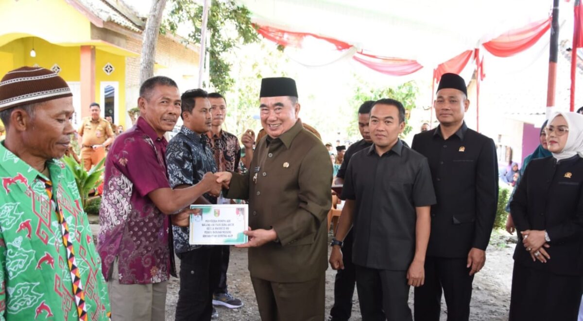 Bupati Tanggamus H. Moh. Saleh Asnawi, dipampingi Plt. Kepala Dinas Ketahanan Pangan dan Hortikultura Heri Mansyah, menyerahkan bantuan alat pertanian kepada petani secara simbolis, Senin (3/11/2025) | Dok. Diskominfotik Pemkab Tanggamus.