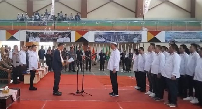 H. Taufik Hidayat Ketua Umum KONI Provinsi Lampung disaksikan Wakil Bupati Tanggamus Agus Suranto, Sekda Tanggamus Suaidi, unsur Forkopimda saat melantik pengurus KONI Tanggamus periode 2025 - 2029 di GOR Tanggamus, Selasa 4 November 2025 | Herdi/Media Prioritastv.com.