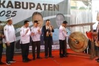 Wakil Bupati Tanggamus Agus Suranto didampingi Ketua KONI Lampung Taufik Hidayat, Ketua KONI Tanggamus Nuzul Irsan dan unsur Forkopimda saat memukul gong menandai dibukanya PORKAB di GOR Kota Agung Tanggamus, Selasa 4 November 2025 | Herdi Media Prioritastv.com.
