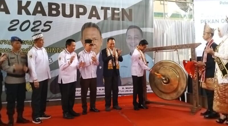Wakil Bupati Tanggamus Agus Suranto didampingi Ketua KONI Lampung Taufik Hidayat, Ketua KONI Tanggamus Nuzul Irsan dan unsur Forkopimda saat memukul gong menandai dibukanya PORKAB di GOR Kota Agung Tanggamus, Selasa 4 November 2025 | Herdi Media Prioritastv.com.