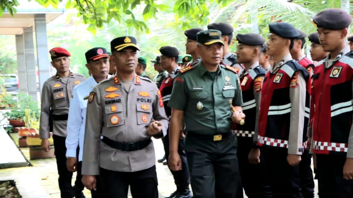 Kapolres Tanggamus AKBP Rahmad Sujatmiko didampingi Dandim Letkol Inf. Dwi Junaidi Mulyono dan Kalak BPBD Irvan Wahyudi saat melakukan pemeriksaan pasukan apel siaga bencana di Pantai Muara Indah Kota Agung, Rabu 5 November 2025 | Herdi/Media Prioritastv.com.